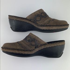 Clarks Artisan Pebbled Brown Leather Mules Sz 10